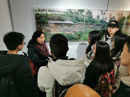 民盟西南民族大学委员会主委雷玉华教授为观展师生讲解