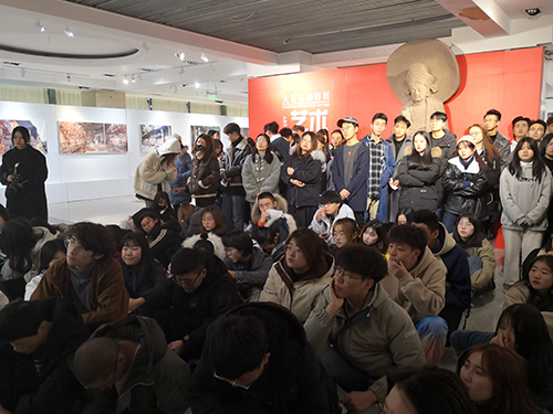 观展师生认真聆听讲解