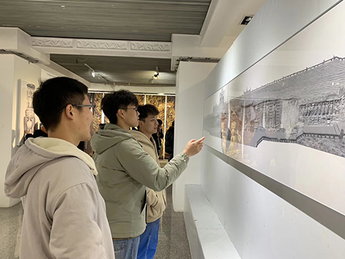 师生 观展